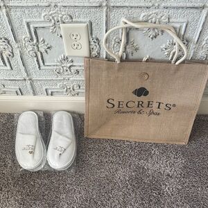 Secrets Resorts & Spa Tote Bag and 2 Pair Slippers Sets - NWT